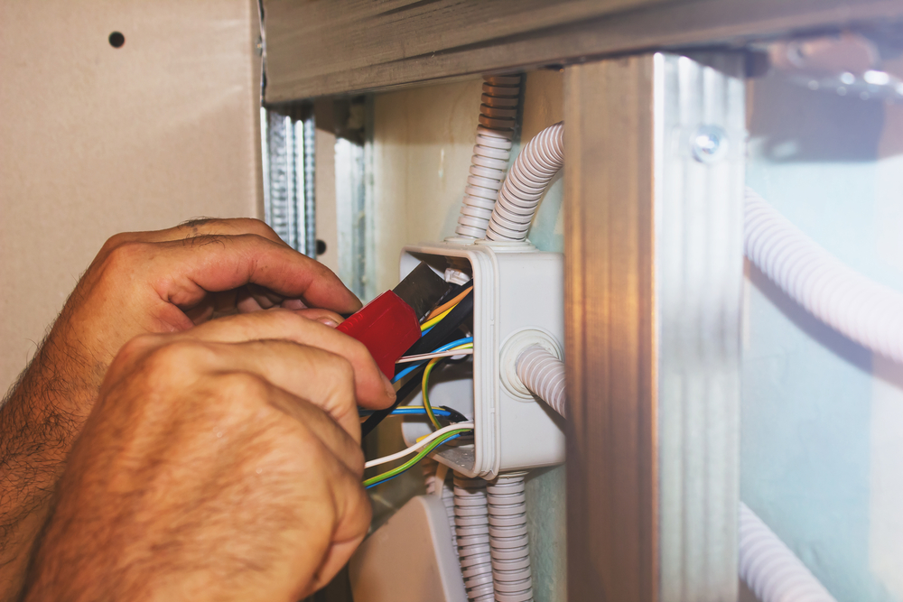 Elektryka w Domu: Innowacyjne Rozwiązania Zapewniające Zabezpieczenie, Efektywność Energetyczną i Convenience w Codziennym Życiu Lokatorów Współczesnych Domów.